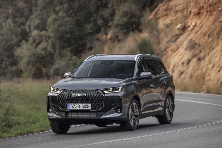 EBRO s700 PHEV cinzento em estrada, vista frontal 3/4 com grelha iluminada.